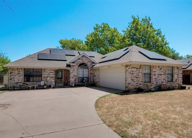 Property at 404 Honeysuckle Dr, Cleburne, TX 76033, 3 beds, 2 baths