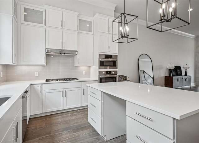 Property at 4122 Belt Line Rd, Addison, TX 75001, 3 beds, 4.5 baths