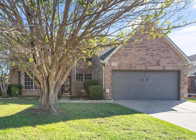 Property at 915 Hidden Lake Dr, Burleson, TX 76028, 4 beds, 2.5 baths