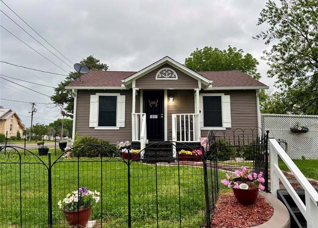 Property at 301 E 2nd St, Bonham, TX 75418, 1 bed, 1 bath