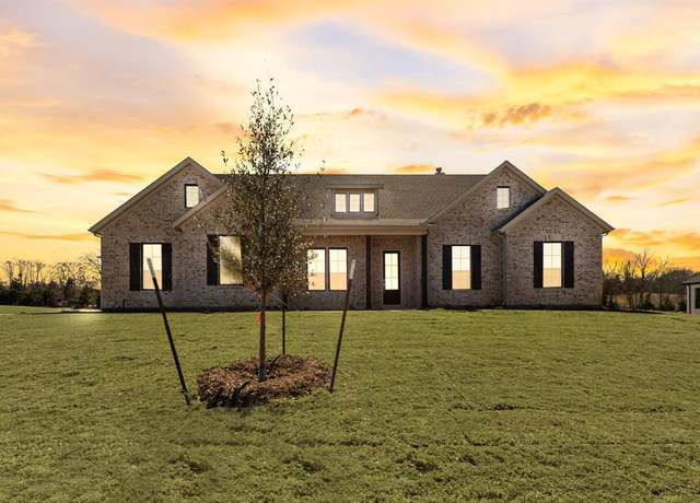 Property at 1040 Julian Dr, Van Alstyne, TX 75495, 4 beds, 2.5 baths