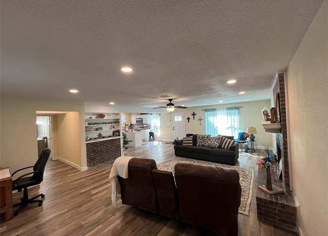 Property at 1203 Mountainside Dr, Granbury, TX 76048, 4 beds, 2 baths