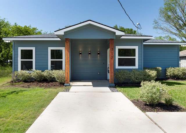 Property at 712 E 4th Ave, Corsicana, TX 75110, 4 beds, 2 baths