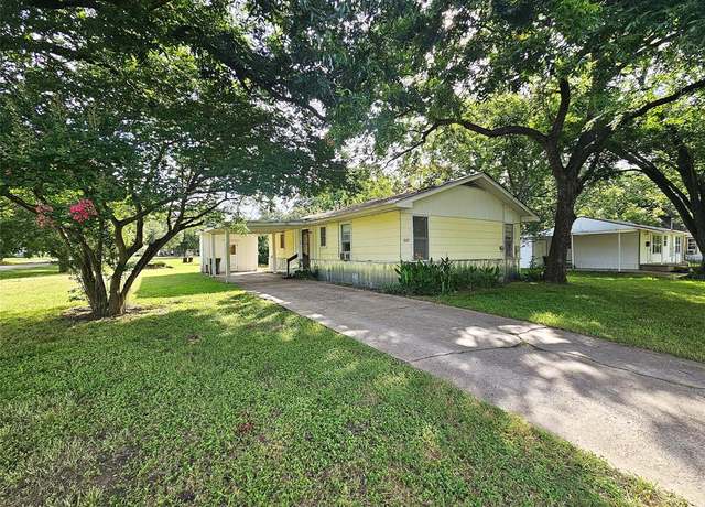 Property at 307 E State St, Groesbeck, TX 76642, 3 beds, 2 baths