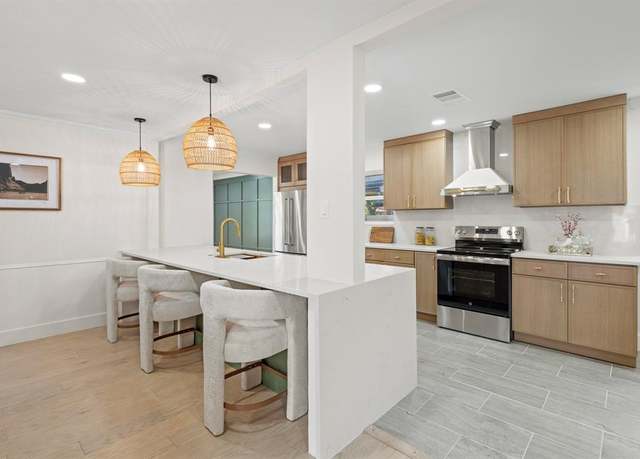 Property at 2921 Touraine Dr, Dallas, TX 75211, 4 beds, 2 baths