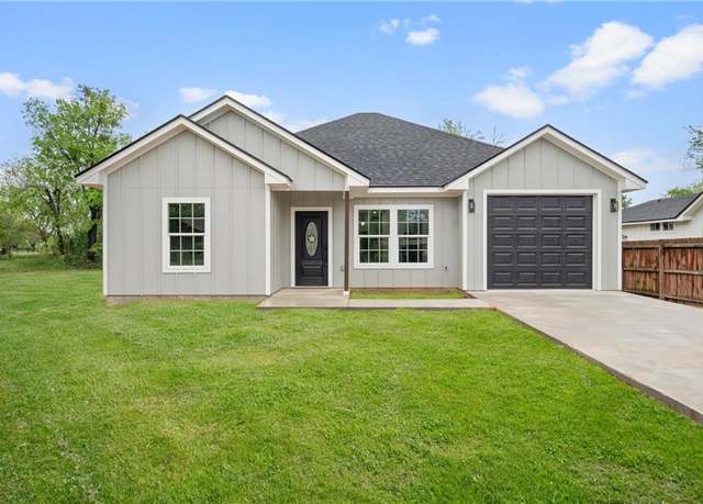 Property at 207 N Harrison St, Mcgregor, TX 76657, 3 beds, 2 baths