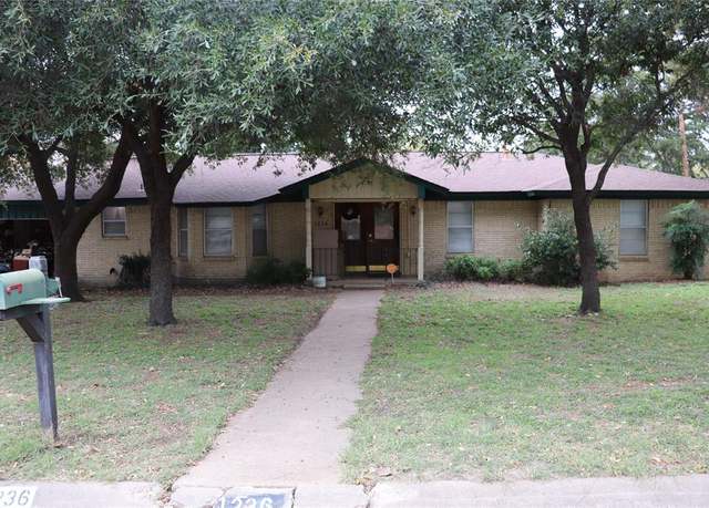 Property at 1236 Hilltop Dr, Cleburne, TX 76033, 5 beds, 3 baths