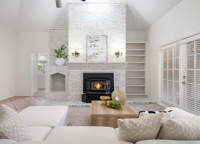 Property at 4703 El Brevo Ct, Arlington, TX 76017, 3 beds, 2.5 baths