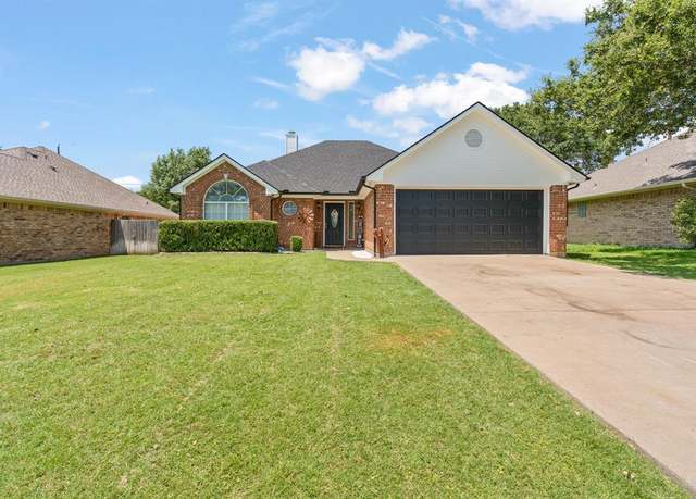 Property at 1404 Hyde Park Blvd, Cleburne, TX 76033, 3 beds, 2 baths