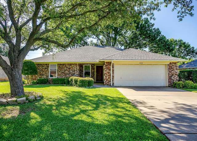 Property at 555 Meadowbrook Dr, Burleson, TX 76028, 3 beds, 2 baths
