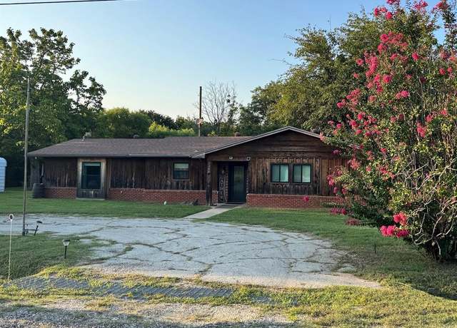 Property at 344 Oak St, Nocona, TX 76255, 3 beds, 2 baths
