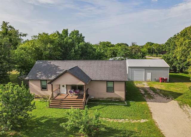 Property at 505 W 2nd St, Quinlan, TX 75474, 3 beds, 2 baths
