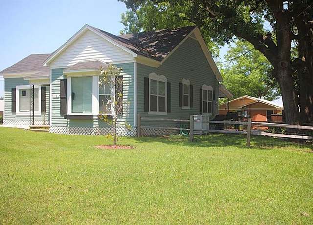 Property at 108 W Grove St, Pilot Point, TX 76258, 2 beds, 1 bath