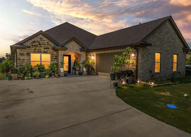 Property at 402 Alexander St, Hillsboro, TX 76645, 3 beds, 2 baths