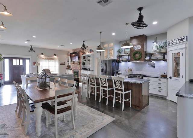 Property at 801 N Avenue H, Haskell, TX 79521, 3 beds, 2 baths