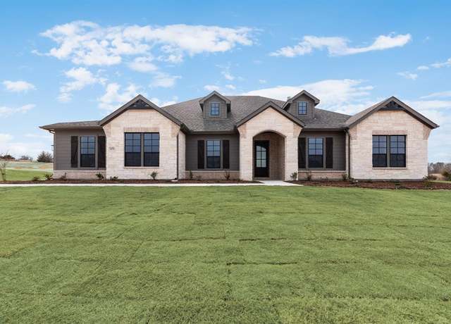 Property at 1070 Julian Dr, Van Alstyne, TX 75495, 4 beds, 2.5 baths