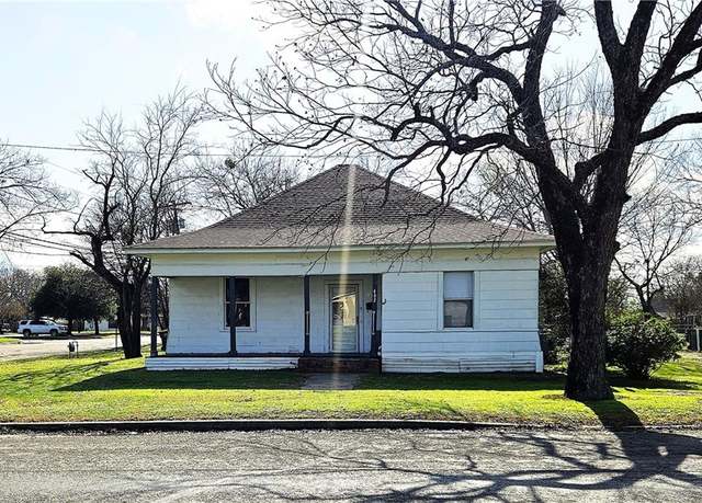 Property at 402 W Yeagua St, Groesbeck, TX 76642, 3 beds, 2 baths