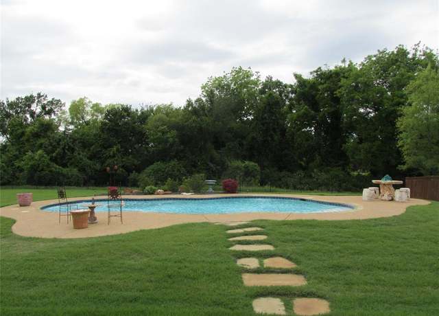 Property at 106 Crystal Cv, Waxahachie, TX 75165, 4 beds, 2 baths