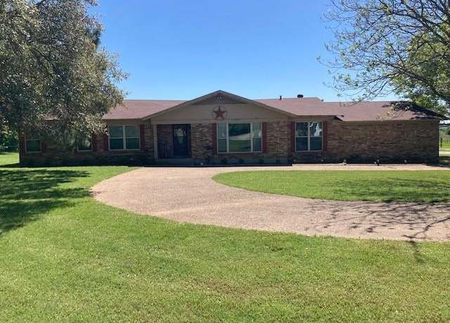 Property at 5501 Woodard Ave, Cleburne, TX 76033, 3 beds, 2 baths