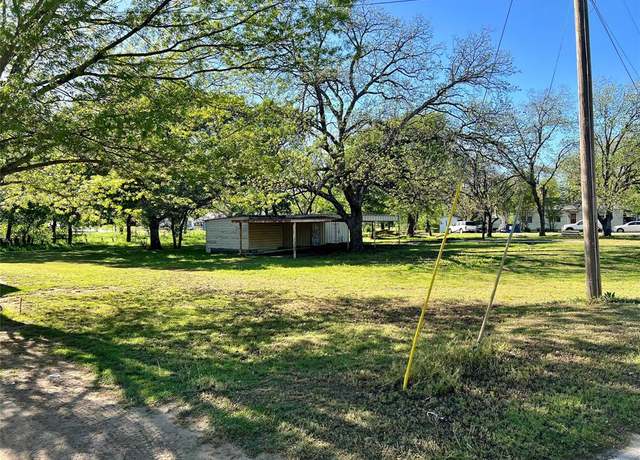 Property at 400 Dallas St, Nocona, TX 76255