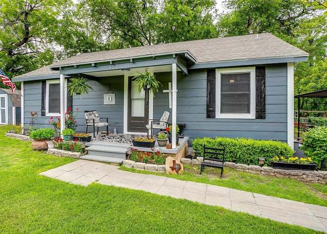 Property at 420 E 1st St, Weatherford, TX 76086, 3 beds, 1 bath