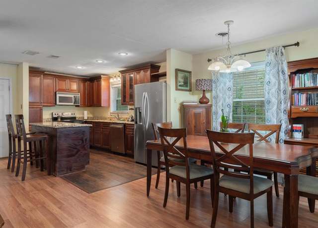 Property at 326 Countryside Dr, Irving, TX 75062, 3 beds, 2 baths