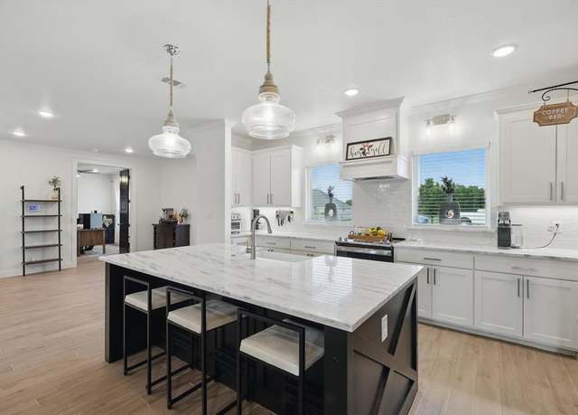 Property at 121 Bluegrass Trl, Springtown, TX 76082, 3 beds, 2.5 baths