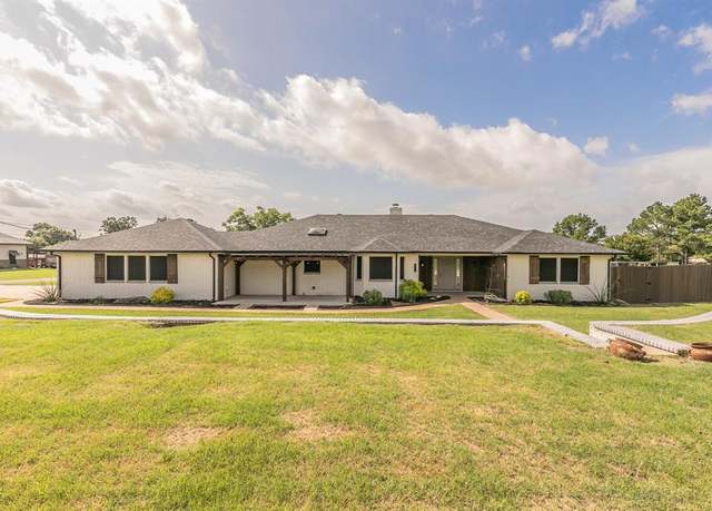 Property at 3711 Indian Creek Trl, Granbury, TX 76049, 3 beds, 2 baths