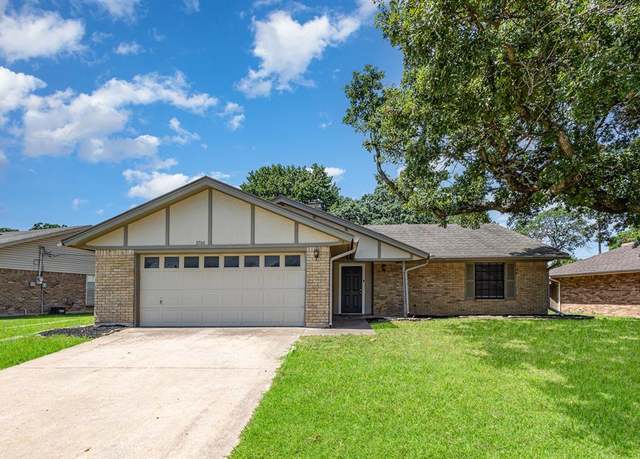 Property at 3700 Village Glen Trl, Arlington, TX 76016, 4 beds, 4 baths