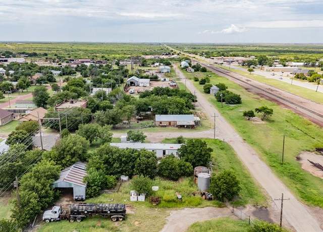 Property at 300 S Waggoner St, Electra, TX 76360, 3 beds, 2 baths