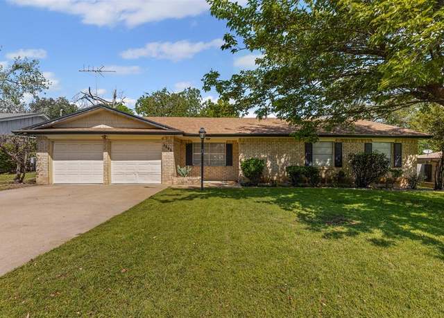 Property at 1202 Briarwood Dr, Cleburne, TX 76033, 3 beds, 2 baths