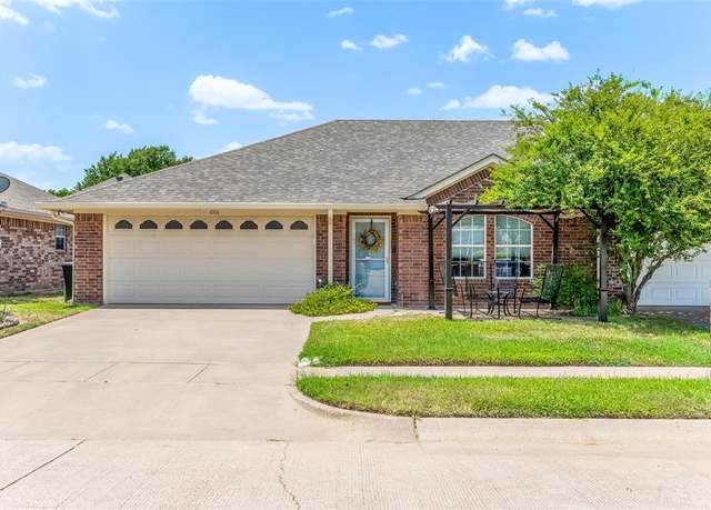 Property at 1006 Teresa Ct, Granbury, TX 76048, 2 beds, 2 baths