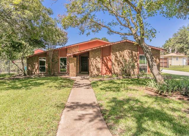 Property at 2106 Acer Ct, Grand Prairie, TX 75052, 3 beds, 2 baths