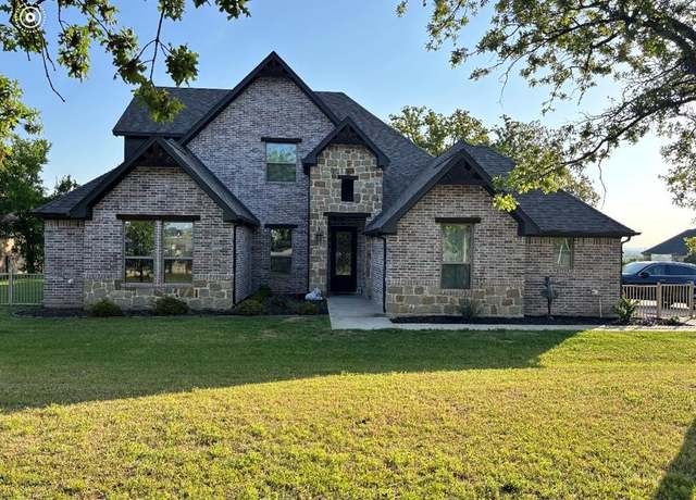 Property at 7109 Lake Village Ct, Granbury, TX 76048, 4 beds, 3 baths