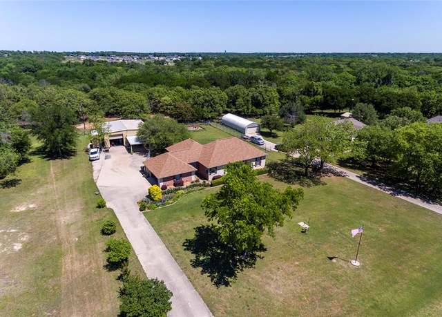 Property at 124 Plantation Oaks Ct, Springtown, TX 76082, 3 beds, 2 baths