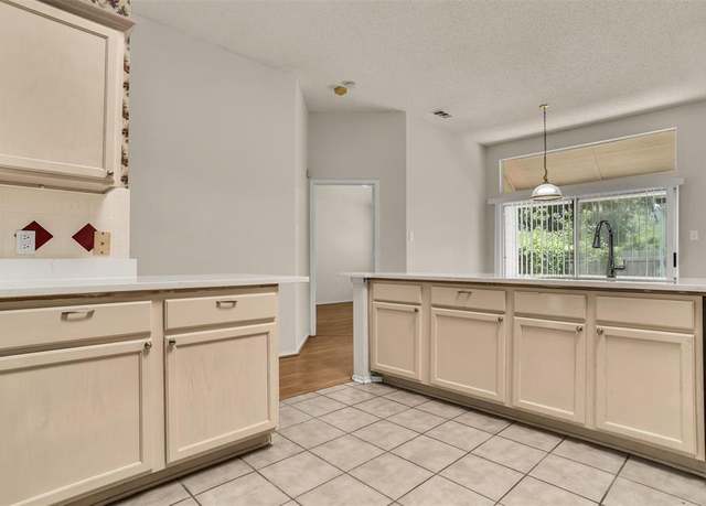 Property at 5621 Creekhollow Dr, Arlington, TX 76018, 3 beds, 2 baths