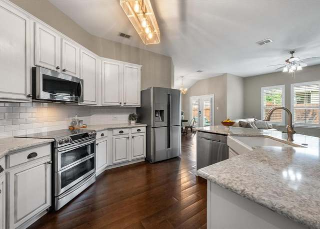 Property at 5717 Piedra Dr, Fort Worth, TX 76179, 3 beds, 2 baths