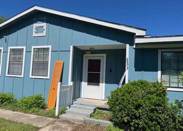 Property at 33 Park Ln, Gainesville, TX 76240, 3 beds, 2 baths