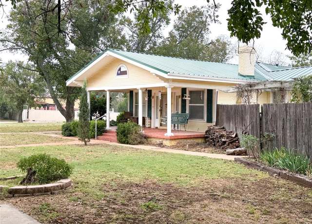 Property at 1207 S Mulberry St, Eastland, TX 76448, 3 beds, 2 baths