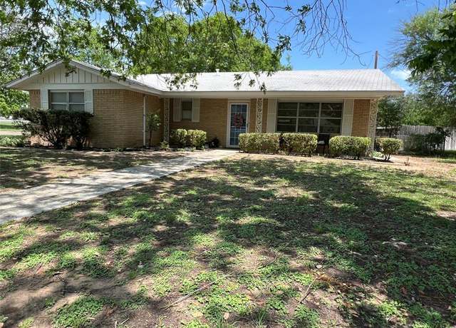 Property at 2100 16th St, Brownwood, TX 76801, 3 beds, 2 baths