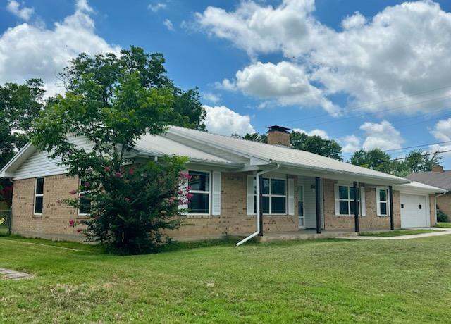 Property at 1911 College St, Gainesville, TX 76240, 3 beds, 2 baths