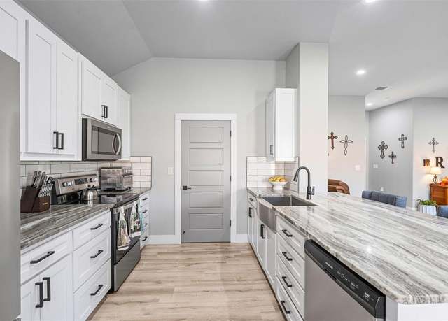 Property at 2500 Creek Dr, Granbury, TX 76048, 3 beds, 2 baths