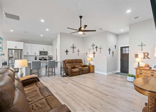 Property at 2500 Creek Dr, Granbury, TX 76048, 3 beds, 2 baths