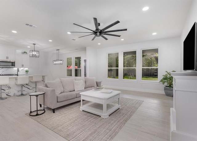 Property at 1122 S Montclair Ave, Dallas, TX 75208, 5 beds, 3 baths