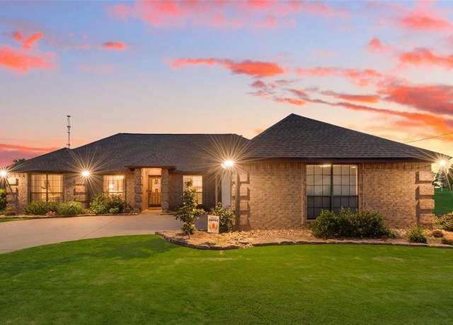 Property at 407 W Park Ave, Weatherford, TX 76086, 3 beds, 2 baths