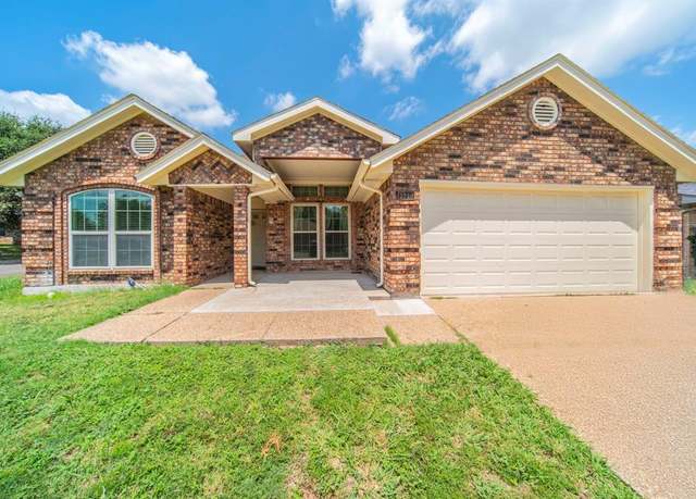 Property at 1940 Green Willow Dr, Fort Worth, TX 76134, 3 beds, 2 baths