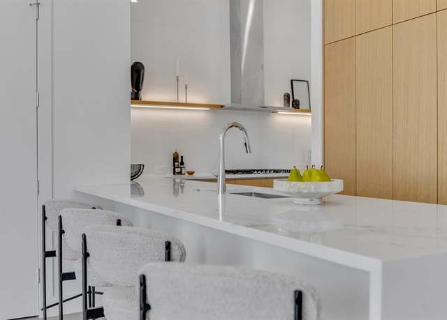Property at 610 N Oak Cliff Blvd #205, Dallas, TX 75208, 3 beds, 3.5 baths
