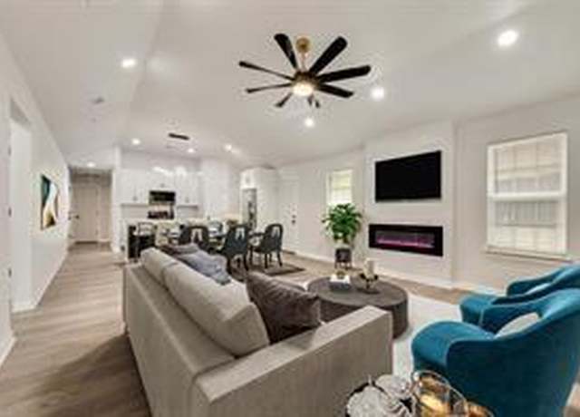 Property at 1320 E 3rd Ave, Corsicana, TX 75110, 4 beds, 2.5 baths