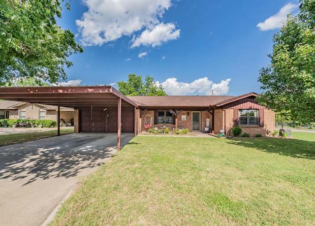 Property at 800 Brazos Dr, Mineral Wells, TX 76067, 3 beds, 2 baths