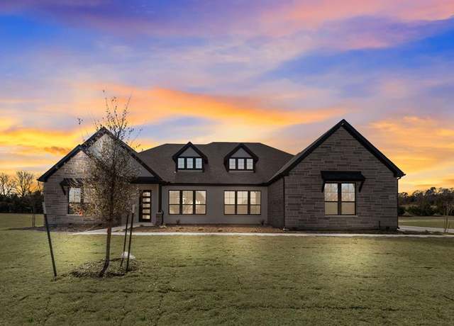 Property at 1030 Julian Dr, Van Alstyne, TX 75495, 4 beds, 3 baths